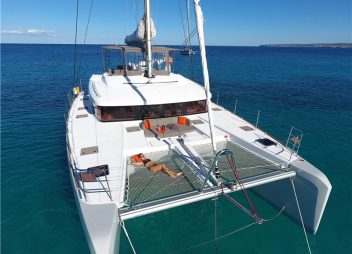 Yacht charter Catamaran Shangri La