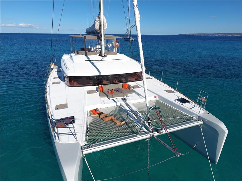 Yacht charter Catamaran Shangri La