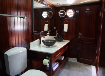 yacht charter Cesarica bathroom