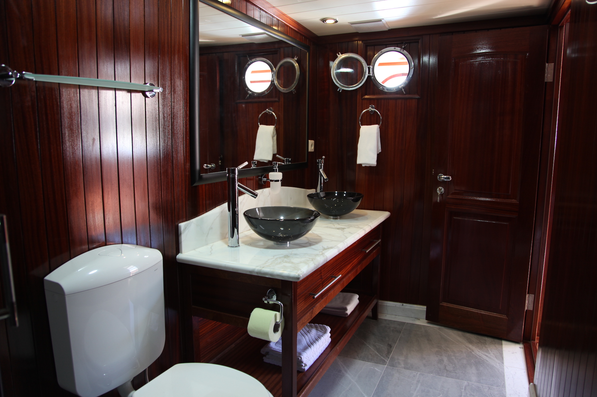 yacht charter Cesarica bathroom