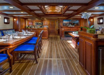 yacht charter Columbia dining