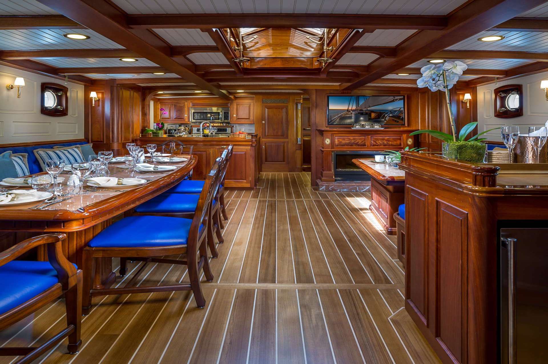 yacht charter Columbia dining