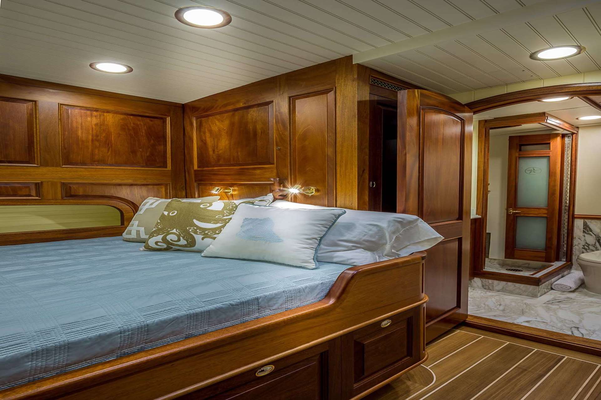 yacht charter Columbia double cabin