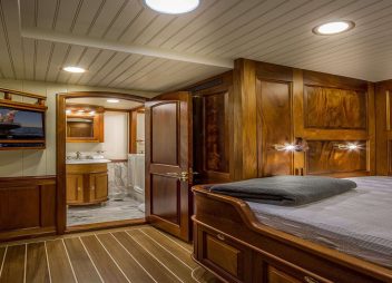 yacht charter Columbia ensuite cabin