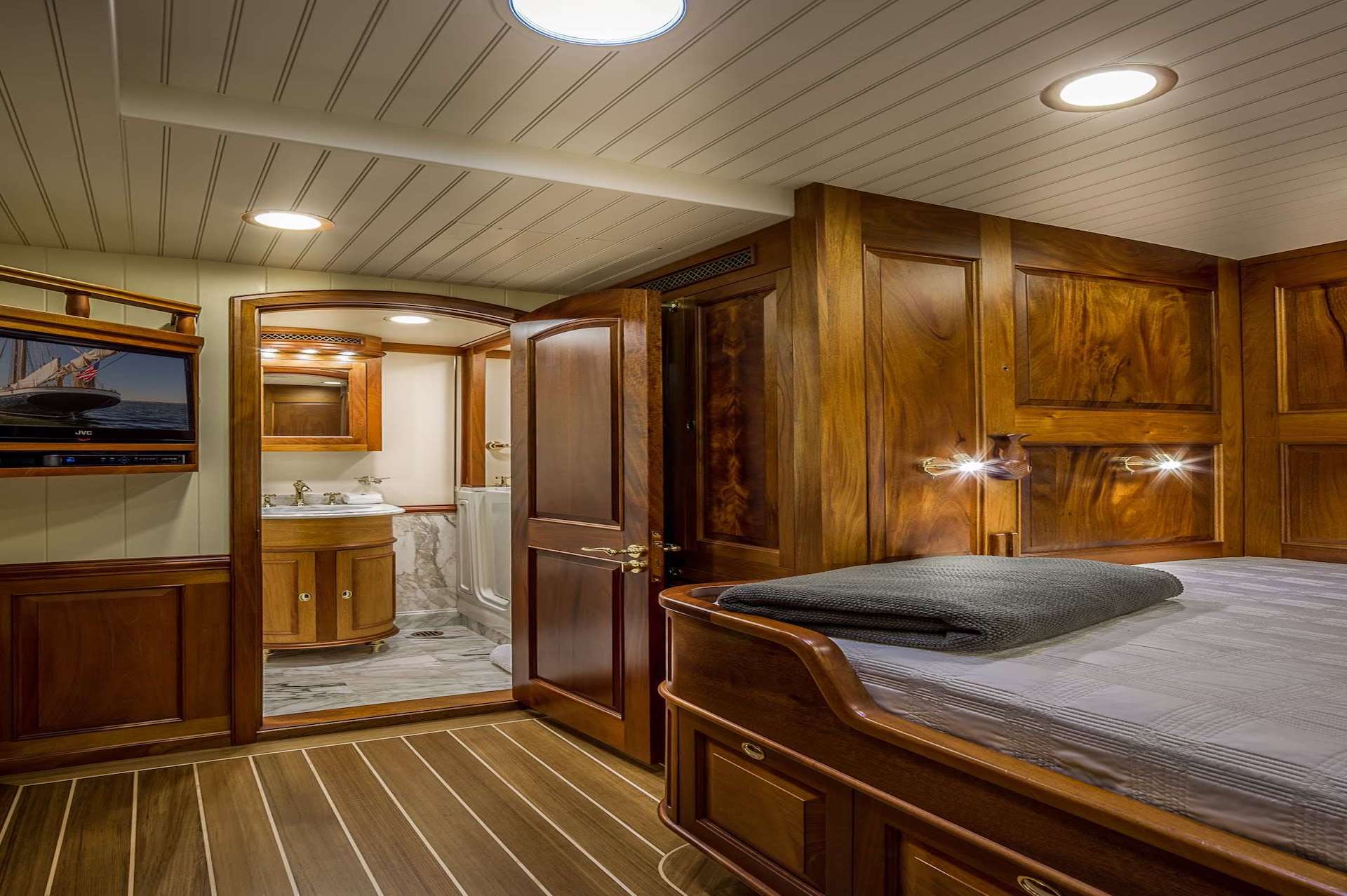 yacht charter Columbia ensuite cabin