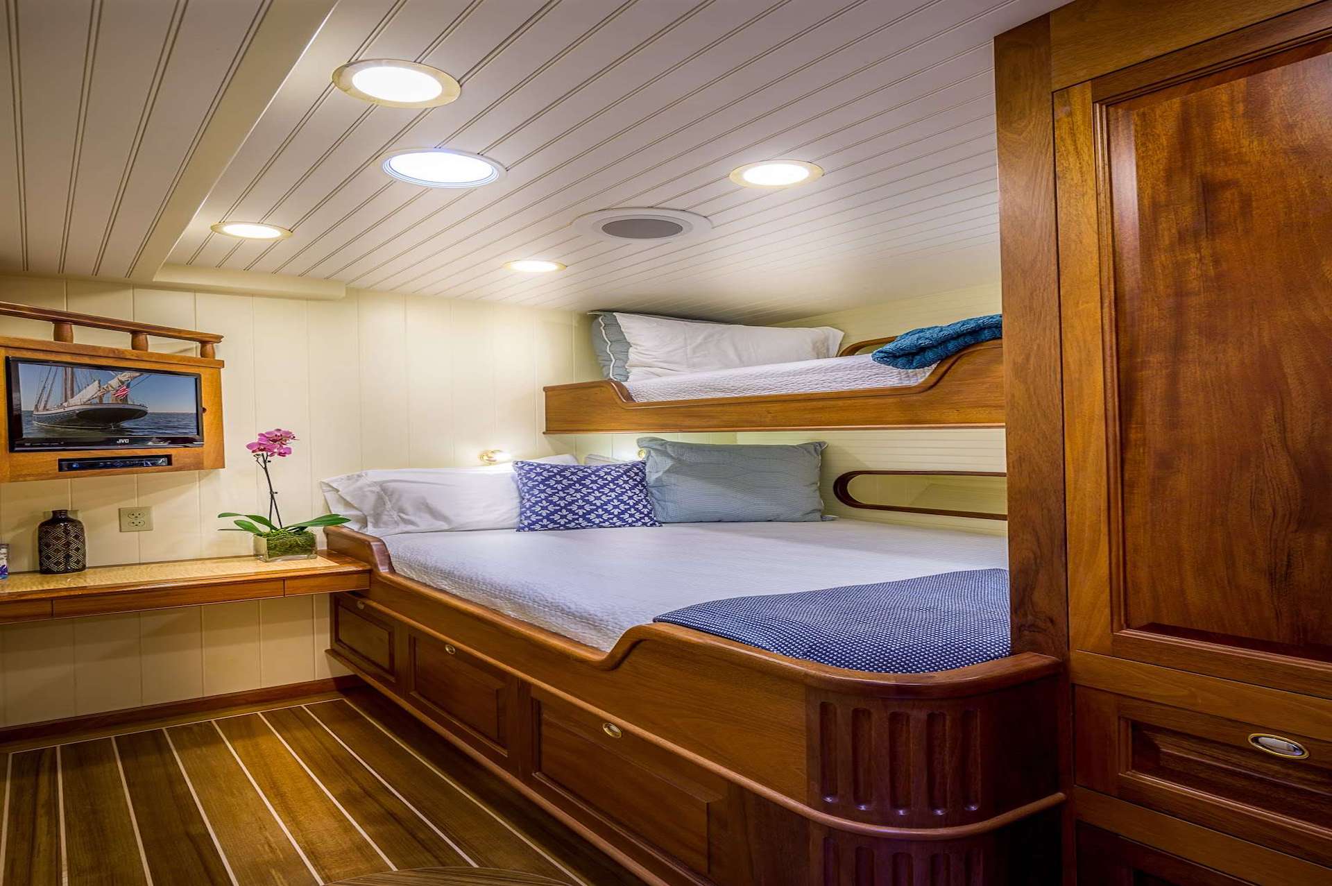 yacht charter Columbia pullman cabin