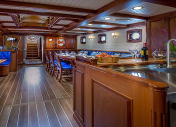 yacht charter Columbia saloon