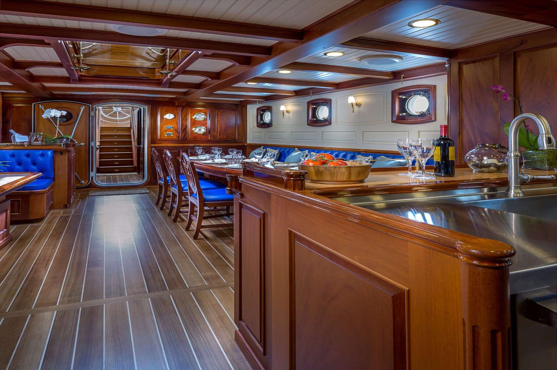 yacht charter Columbia saloon
