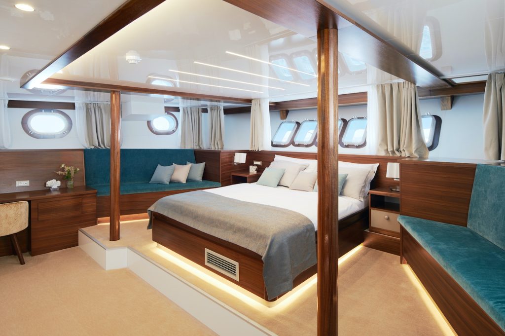 yacht charter Corsario cabin