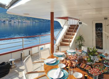 yacht charter Corsario dining