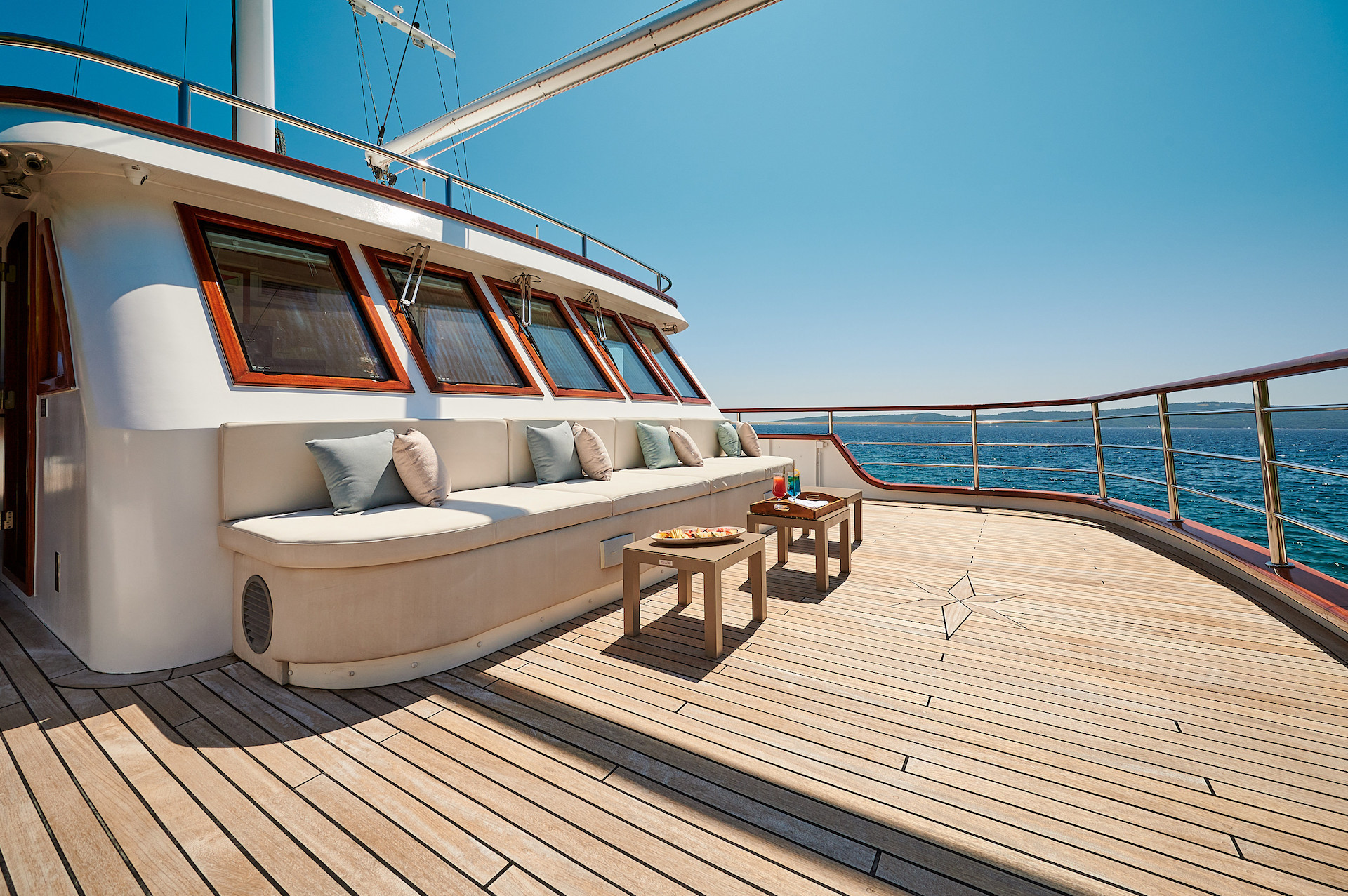 yacht charter Corsario front main deck