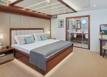 yacht charter Corsario luxury cabin