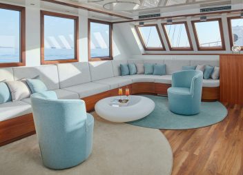 yacht charter Corsario saloon
