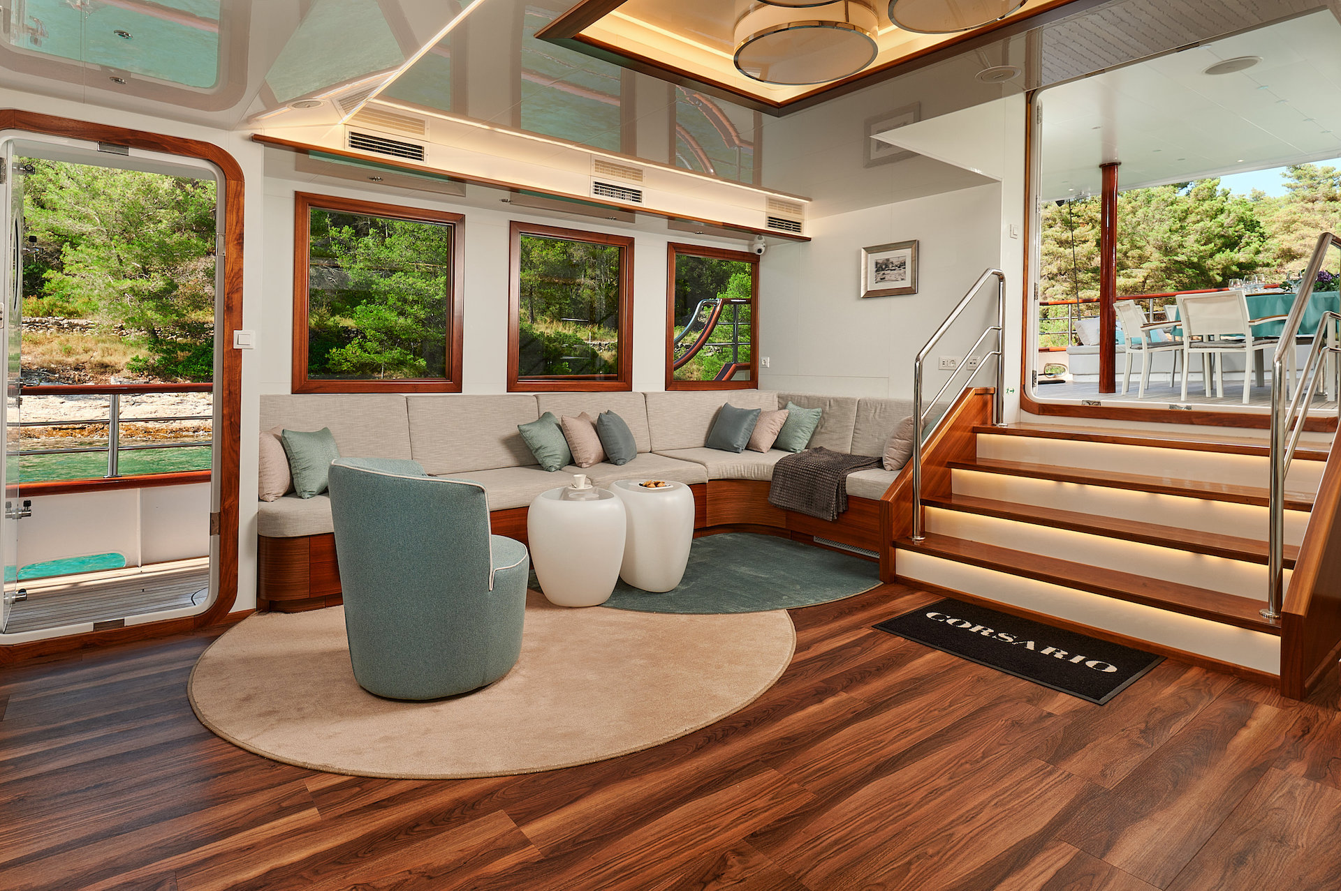 yacht charter Corsario saloon seating