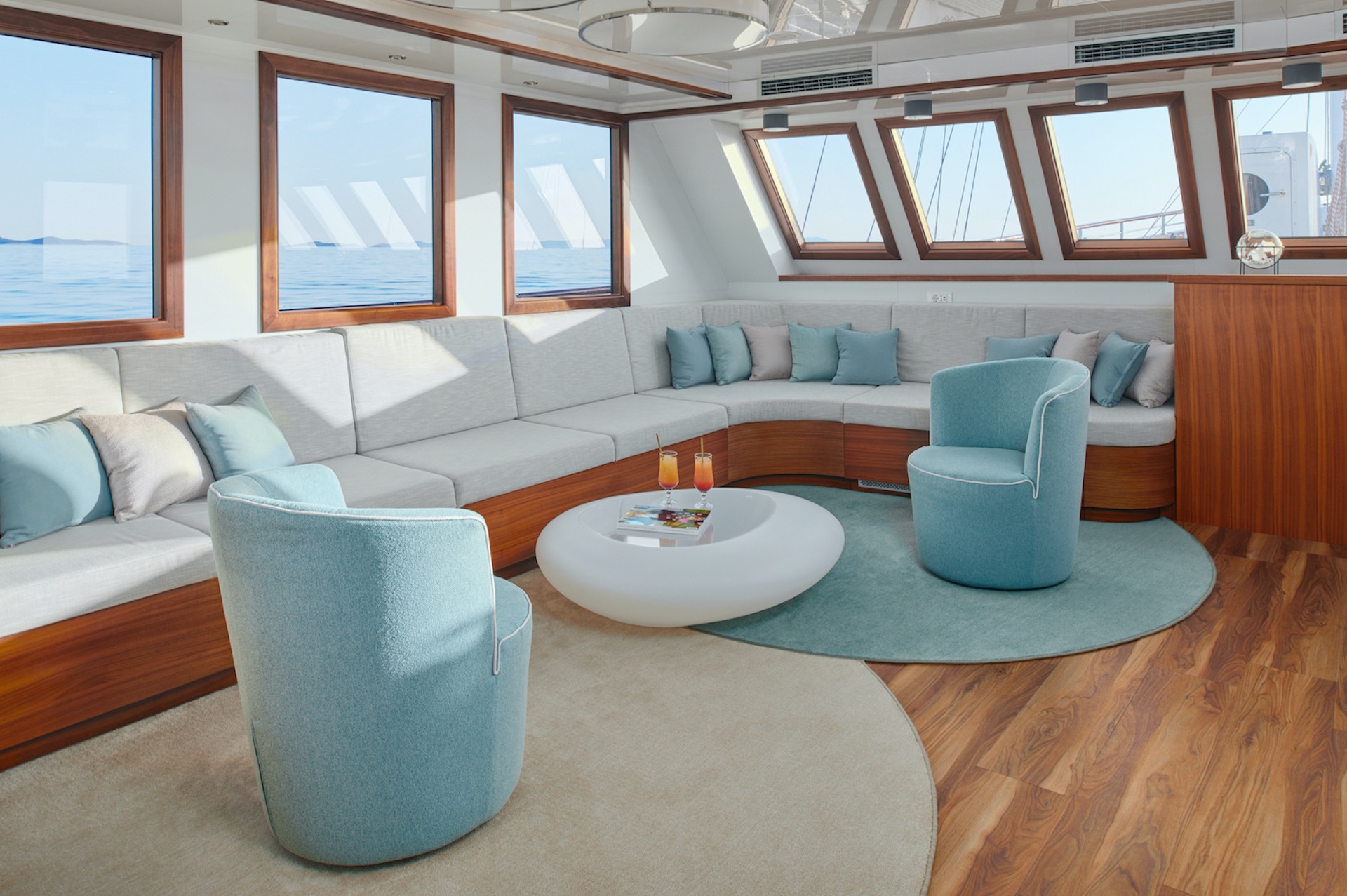 yacht charter Corsario saloon