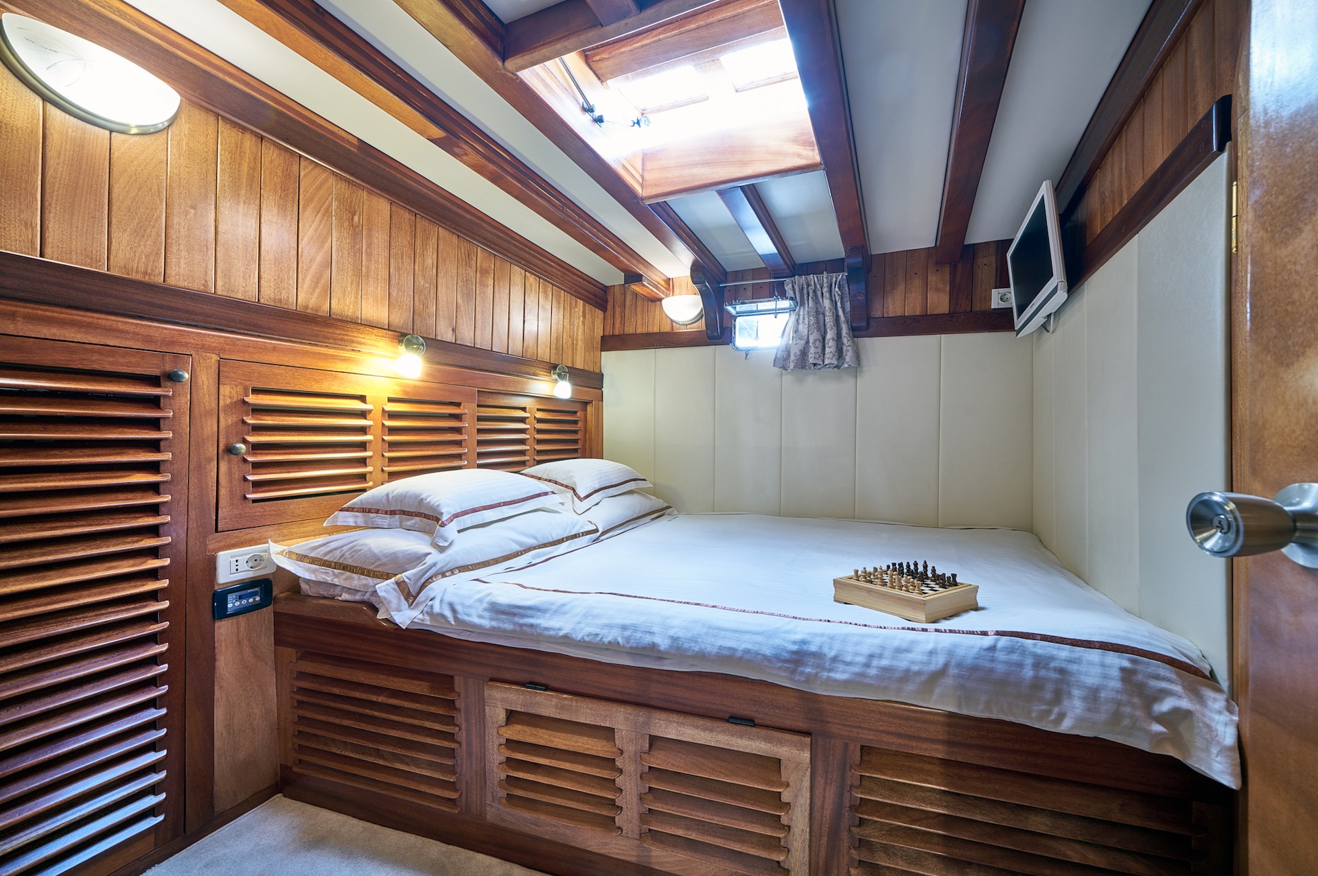 yacht charter Croatia guest cabin