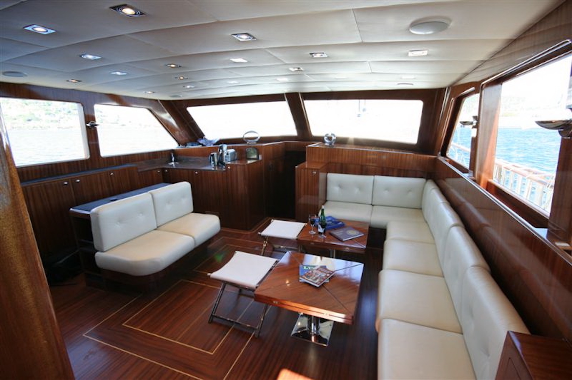 yacht charter Didi saloon