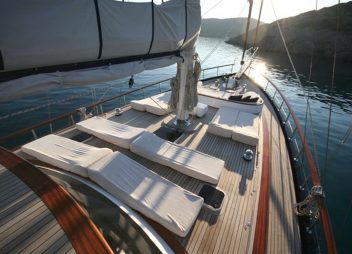 yacht charter Didi sun deck
