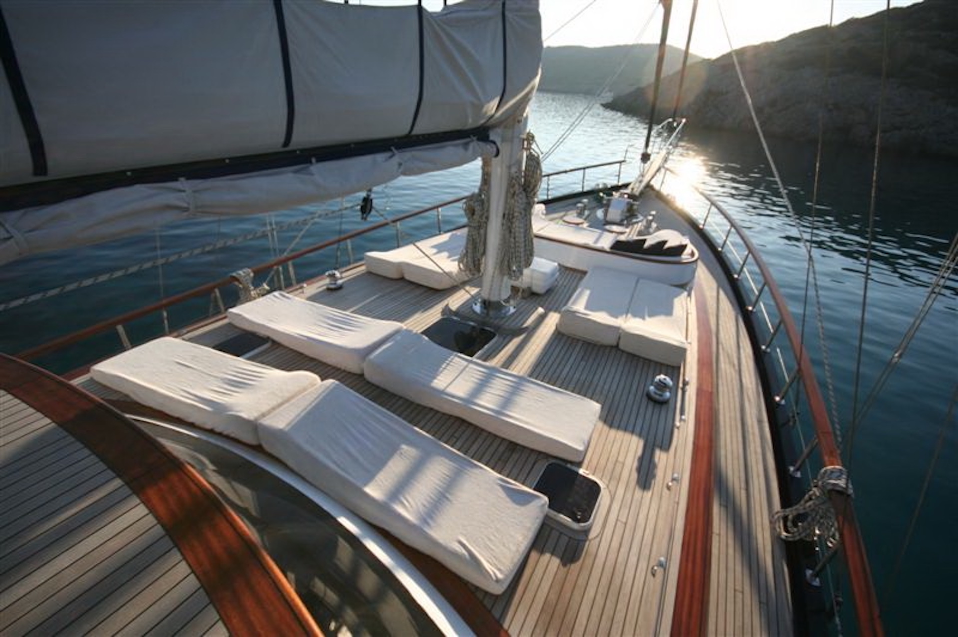 yacht charter Didi sun deck