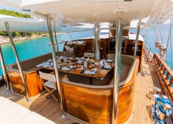 yacht charter Dolce Vita aft