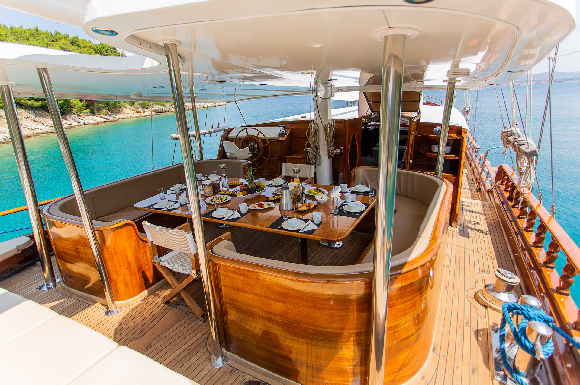 yacht charter Dolce Vita aft