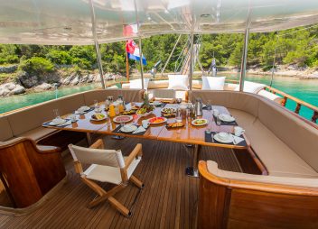 yacht charter Dolce Vita alresco dining