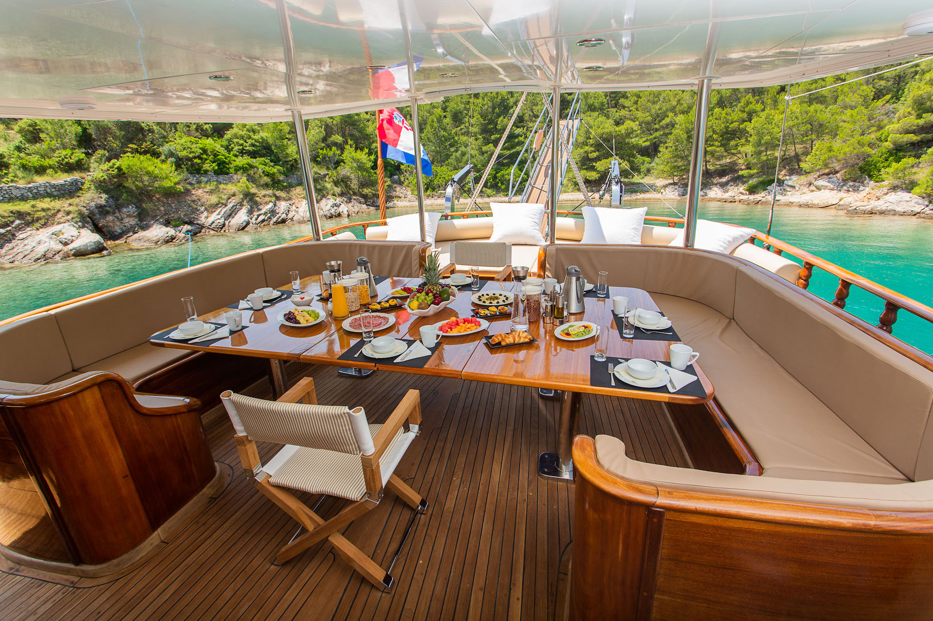 yacht charter Dolce Vita alresco dining