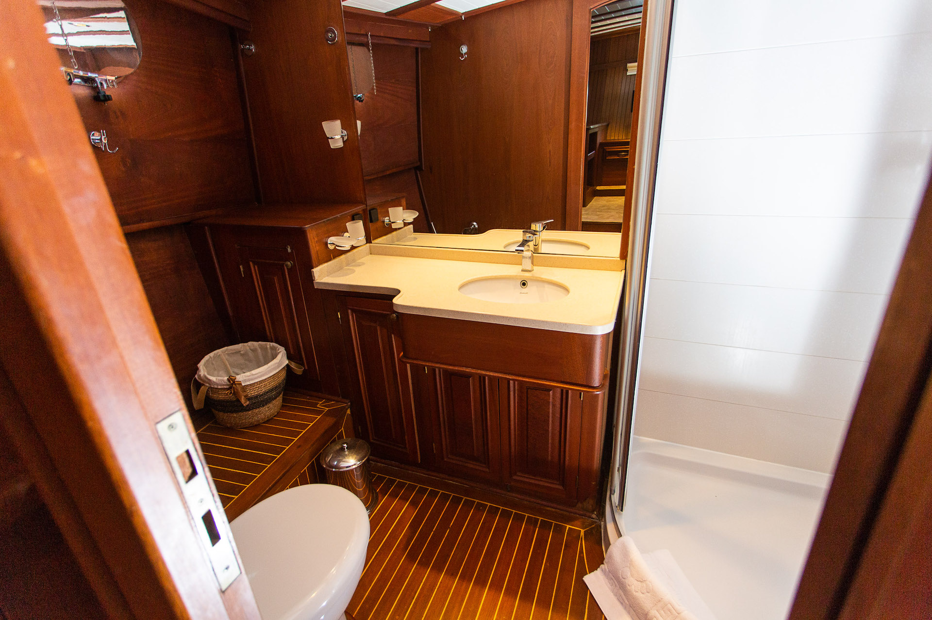 yacht charter Dolce Vita bathroom