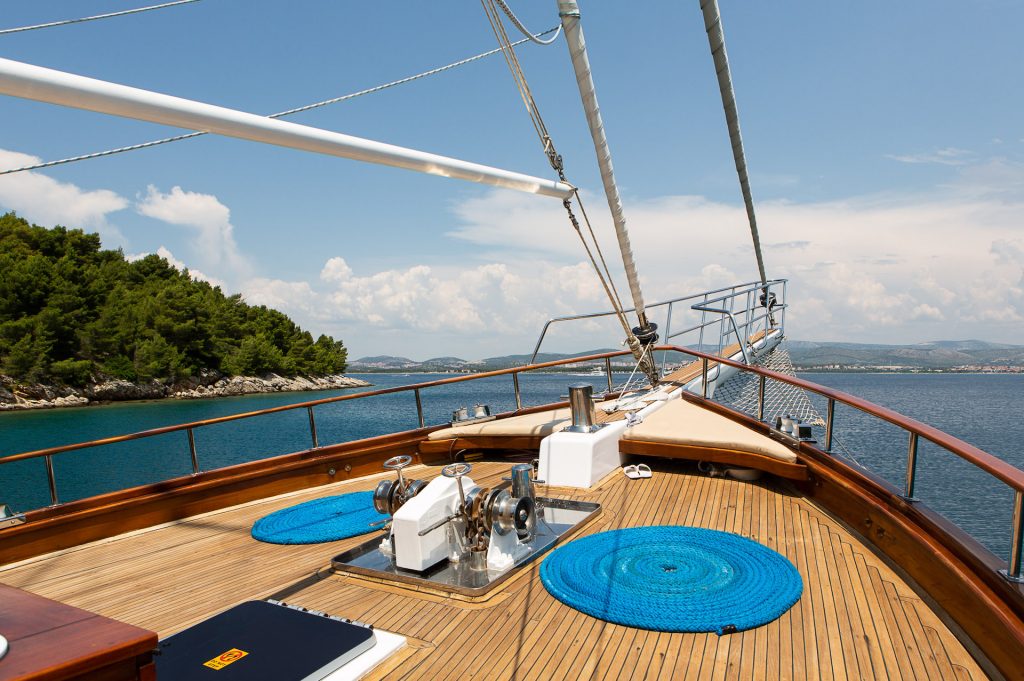 yacht charter Dolce Vita bow