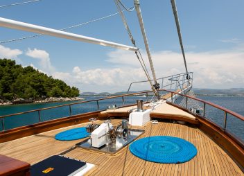 yacht charter Dolce Vita bow