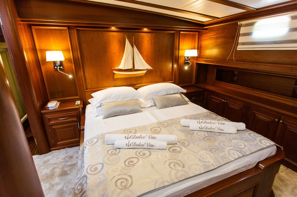 yacht charter Dolce Vita bow master cabin