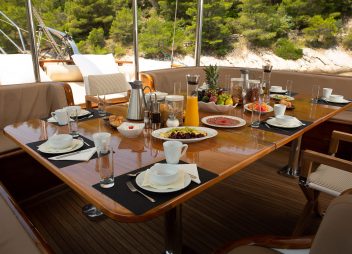 yacht charter Dolce Vita breakfast