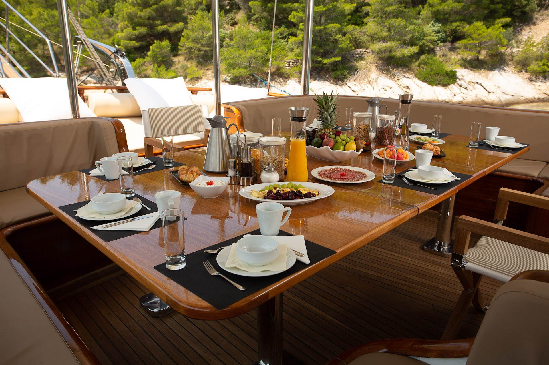 yacht charter Dolce Vita breakfast