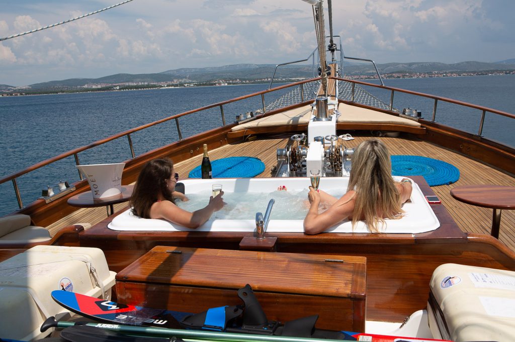 yacht charter Dolce Vita champagne jacuzzi