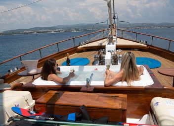 yacht charter Dolce Vita champagne jacuzzi