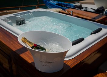 yacht charter Dolce Vita jacuzzi