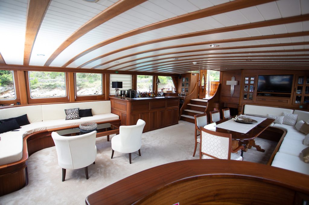 yacht charter Dolce Vita saloon