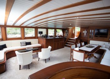 yacht charter Dolce Vita saloon