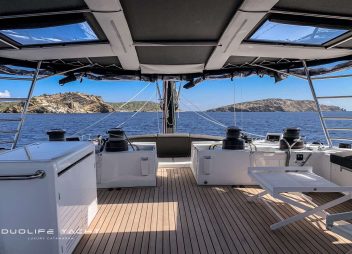 yacht charter Duolife flybridge