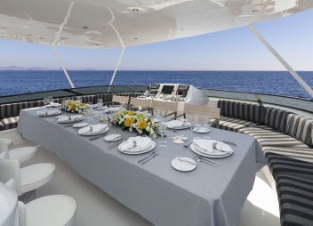 yacht charter Endless Summer al fresco dining