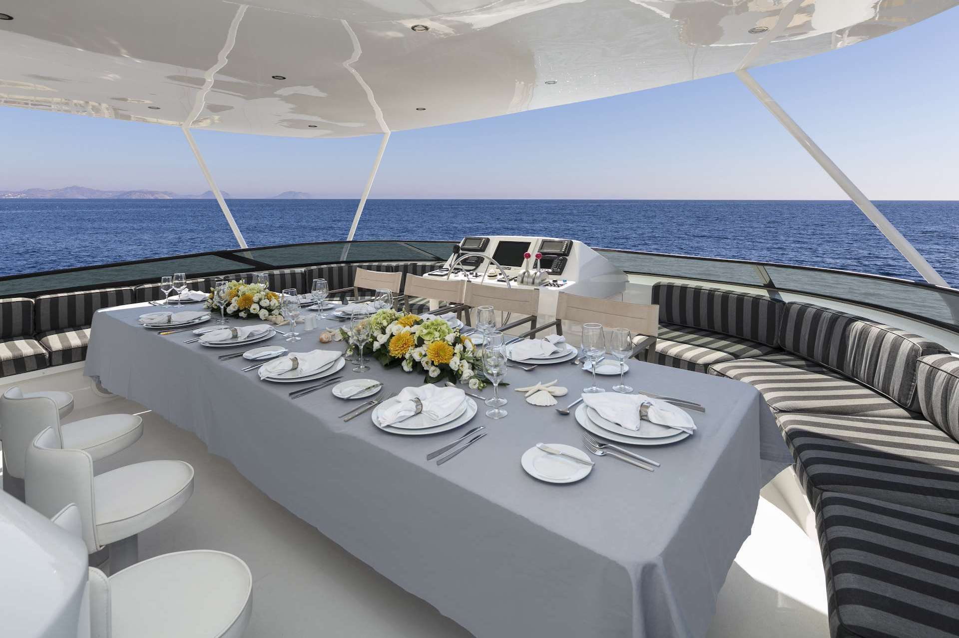 yacht charter Endless Summer al fresco dining