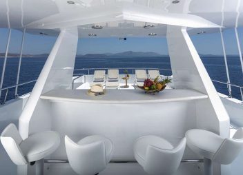 yacht charter Endless Summer fly bridge