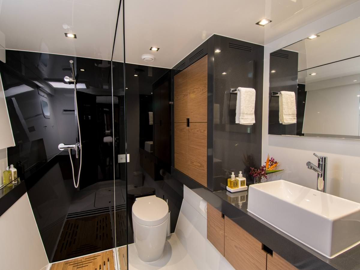 yacht charter Euphoria bathroom