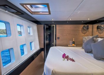 yacht charter Euphoria cabin
