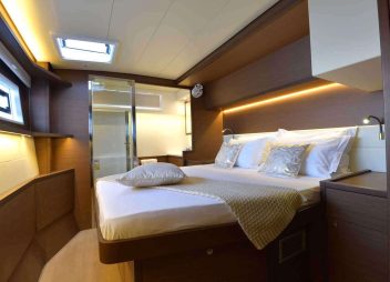 yacht charter Flo cabin