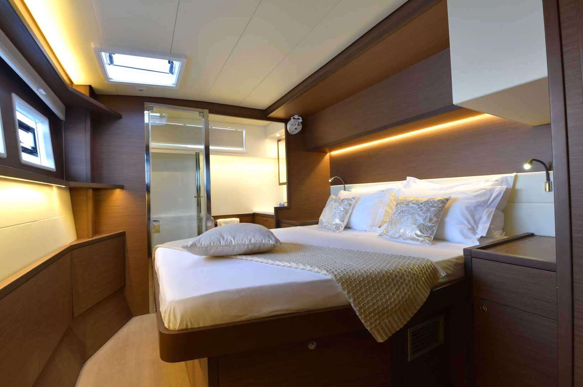 yacht charter Flo cabin