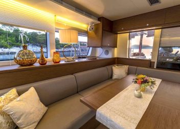 yacht charter Flo saloon