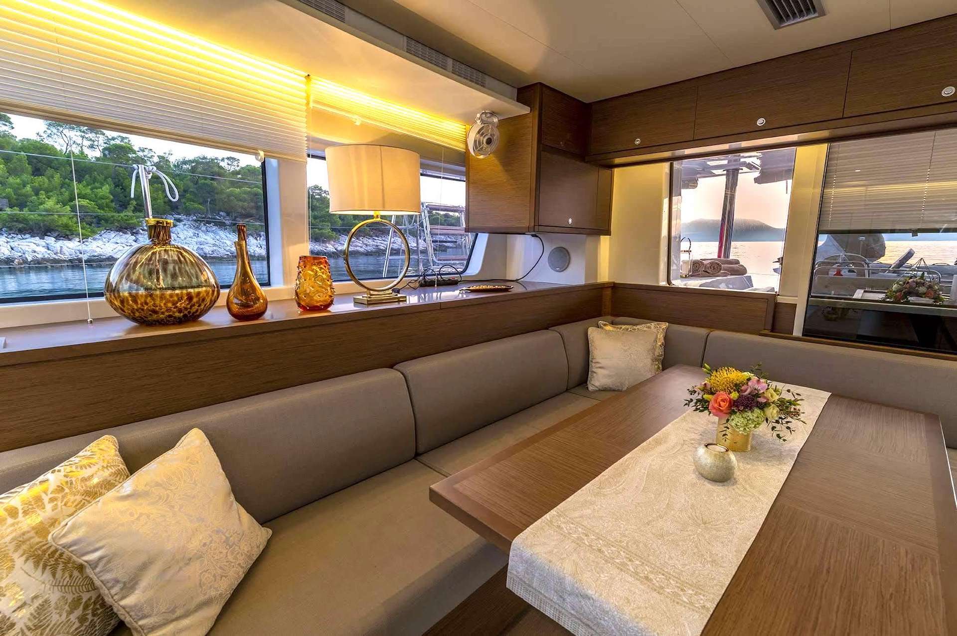 yacht charter Flo saloon