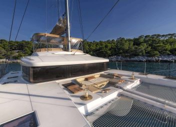 yacht charter Flo sun deck