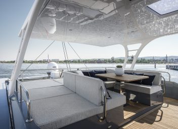 yacht charter flybridge Adea